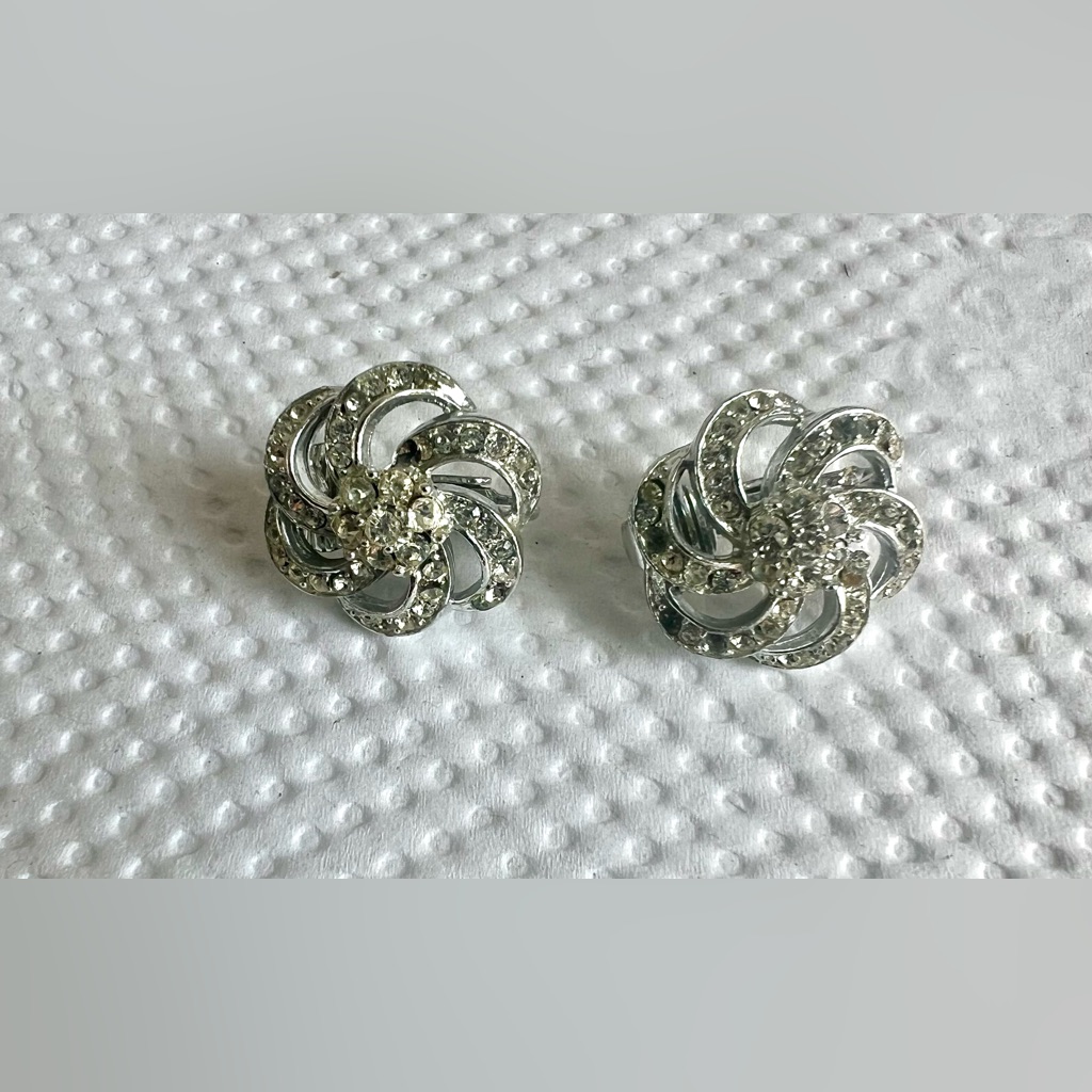 Vintage Lisner Silver Tone Clip Earrings 25$